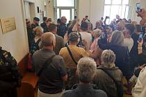 Bývalá novinářka Jana Peterková (uprostřed) hovoří k lidem, kteří dorazili 30. května 2023 do budovy pražského městského soudu k odvolacímu jednání v případu, v němž je Peterková obžalovaná ze šíření poplašné zprávy.