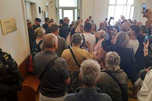 Dav lidí, kteří dorazili 30. května 2023 do budovy pražského městského soudu. Tady došlo k výtržnostem a vysazení dveří do jednací síně.