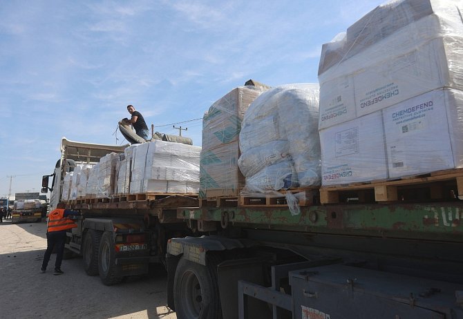 Konvoj s humanitární pomocí mířící z Egypta do Pásma Gazy