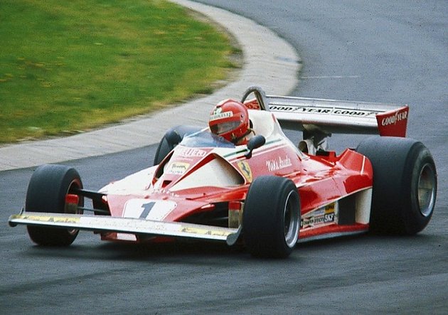 V době, kdy Ferrari odevzdal výrobu sporťáků pod křídla Fiatu, a začal se plně soustředit pouze na závodní týmy Ferrari, zajišťoval vítězství v závodech Formule 1 mimo jiné legendární Niki Lauda. Na snímku jede ve Ferrari 312T2.