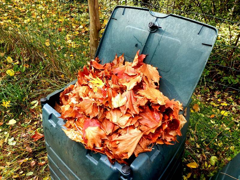 Listí se v kompostéru za rok promění v mulč.