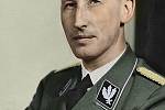 Portrét Reinharda Heydricha (kolorováno) od německého fotografa Heinricha Hoffmanna, jehož jméno je spojeno zejména s řadou fotografií Adolfa Hitlera. 
