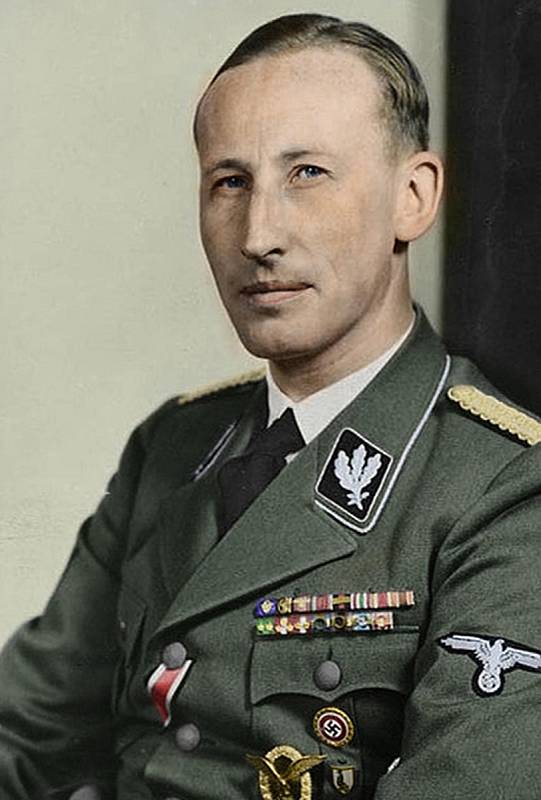 Portrét Reinharda Heydricha (kolorováno) od německého fotografa Heinricha Hoffmanna, jehož jméno je spojeno zejména s řadou fotografií Adolfa Hitlera. 