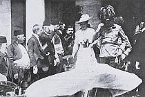 Rakouský korunní princ František Ferdinand a jeho manželka Žofie dne 28. června 1914 v Sarajevu. Manželé byli zavražděni jen o pět minut později