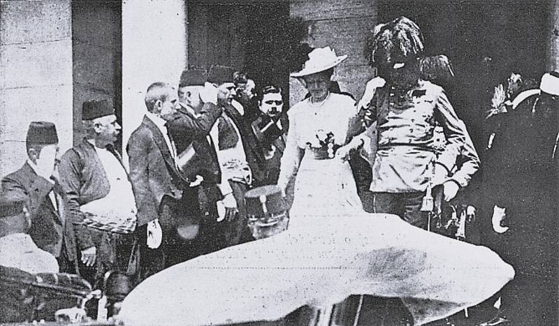 Rakouský korunní princ František Ferdinand a jeho manželka Žofie dne 28. června 1914 v Sarajevu. Manželé byli zavražděni jen o pět minut později.