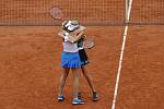 Francouzská tenistka Kristina Mladenovicová (vzadu) korunovala na French Open posun do čela světového deblového žebříčku ziskem titulu v ženské čtyřhře s maďarskou partnerkou Tímeou Babosovou.