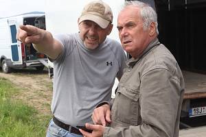 Na snímku kameraman Vladimír Smutný (vpravo) při natáčení s Václavem Marhoulem - film Nabarvené ptáče