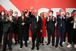 Kandidát německých sociálních demokratů na kancléře Olaf Scholz (uprostřed) po zveřejnění prvních výsledků německých parlamentních voleb, 26. září 2021