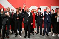 Kandidát německých sociálních demokratů na kancléře Olaf Scholz (uprostřed) po zveřejnění prvních výsledků německých parlamentních voleb, 26. září 2021