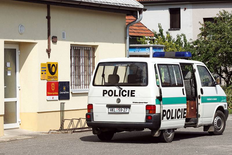 Desetitisíce korun ukradli ve čtvrtek odpoledne dva maskovaní lupiči z pobočky České pošty ve Vysoké nad Labem na Hradecku. Z objektu, kde v době přepadení kromě zaměstnankyně pošty nikdo další nebyl, odešli pěšky. 