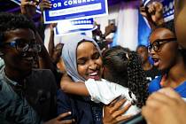 Kongres na dosah. Ilhan Omarová se raduje spolu se svým volebním štábem z postupu