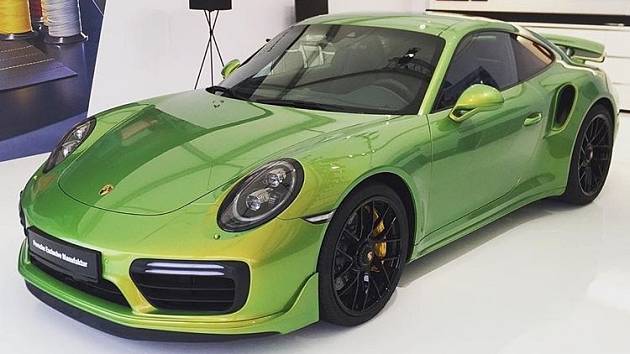 Porsche 911 Turbo S v příplatkovém odstínu „Phyton Green“.