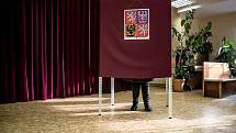 Lidé volili ve druhém kole prezidentských voleb 26. ledna v pražských Lysolajích.