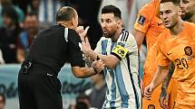 Lionel Messi v rozepři s Mateu Lahozem
