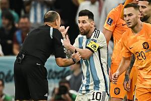 Lionel Messi v rozepři s Mateu Lohozem