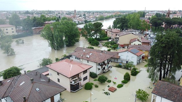 La parte orientale dell'Italia è disturbata da grandi alluvioni.  Tre persone hanno perso la vita.