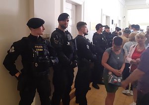 Podporovatelé bývalé novinářky Jany Peterkové 30. května 2023 na pražském městském soudu vylomili dveře do jednací síně
