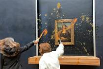 Aktivistky ve Francii polili polévkou sklo chránící slavný da Vinciho obraz Mona Lisa.