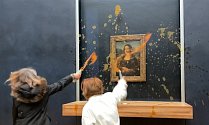 Aktivistky ve Francii polili polévkou sklo chránící slavný da Vinciho obraz Mona Lisa.