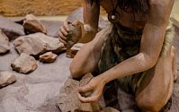 Dokázali neandertálci rozdělat oheň?