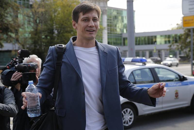 Ruský opozičník Dmitrij Gudkov zemi raději opustil.