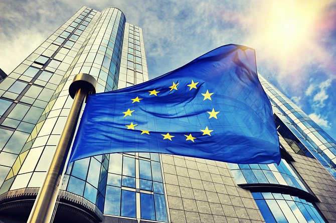 Vlajka EU před budovou Evropského parlamentu. Brusel, Belgie.