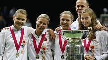 Český fedcupový tým (zleva) Lucie Šafářová, Andrea Hlaváčková, Lucie Hradecká, kapitán Petr Pála a Petra Kvitová se slavnou trofejí.