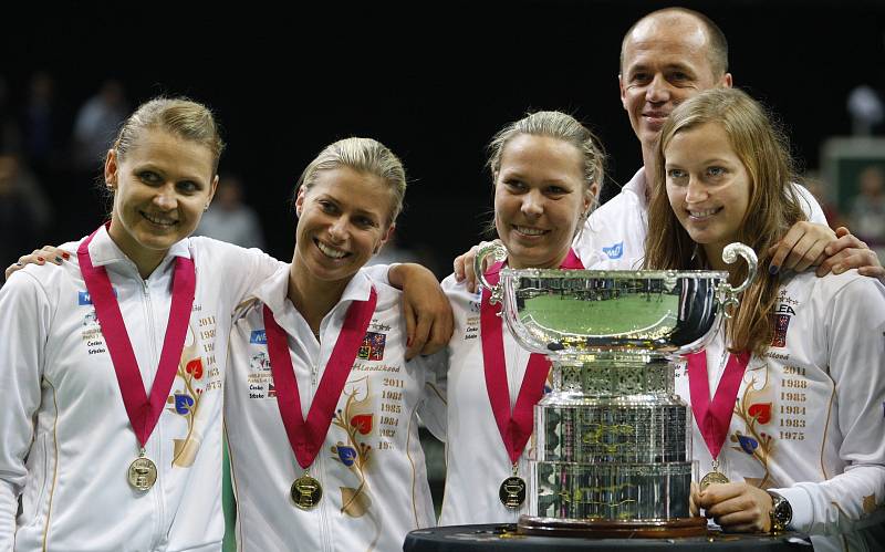 Český fedcupový tým (zleva) Lucie Šafářová, Andrea Hlaváčková, Lucie Hradecká, kapitán Petr Pála a Petra Kvitová se slavnou trofejí.