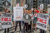 Ženy měly na páteční demonstraci v New Yorku ke 100 dnům Trumpova vládnutí jasno. Donald Trump ženy zklamal.