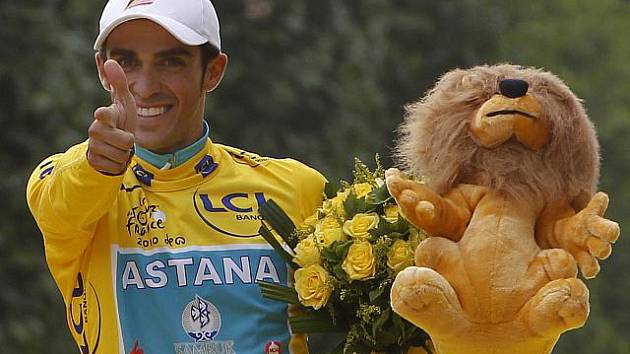 Španělský cyklista Alberto Contador oslavil v neděli 25. července 2010 třetí triumf na slavné Tour de France. Prestižní závod vyhrál také v letech 2007 a 2009.