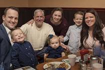 Pacient David Bennett (nahoře druhý zleva) s rodinou, kterému chirurgové z fakultní nemocnici v Baltimore transplantovali 7. ledna 2022 srdce z geneticky modifikovaného prasete.