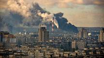 Černý dým stoupá nad ukrajinským hlavním městem v důsledku ruských raketových útoků.