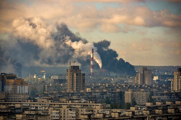 Kyjevem otřásly exploze. Trosky ruských střel zasáhly areál školky, uvedly úřady