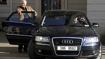 Václav Klaus u Audi A8.