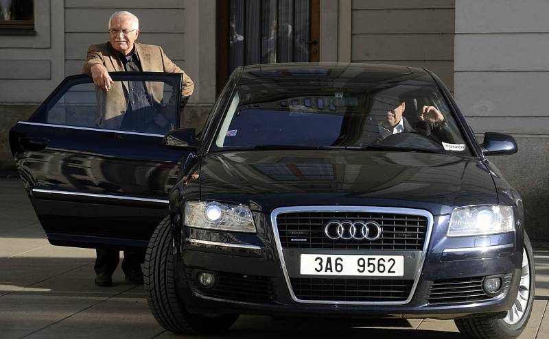 Václav Klaus u Audi A8.