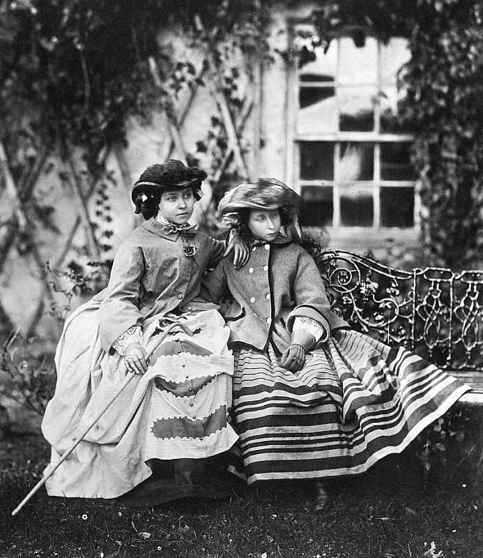 Princezna Alice si nejlépe rozuměla se svou starší sestrou Viktorii a se starším bratrem, příštím králem Eduardem VII. Na snímku Alice s Viktorií