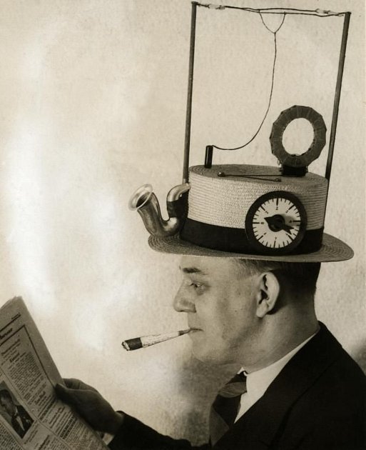 Rádiový klobouk byl k dostání hned v několika variantách.