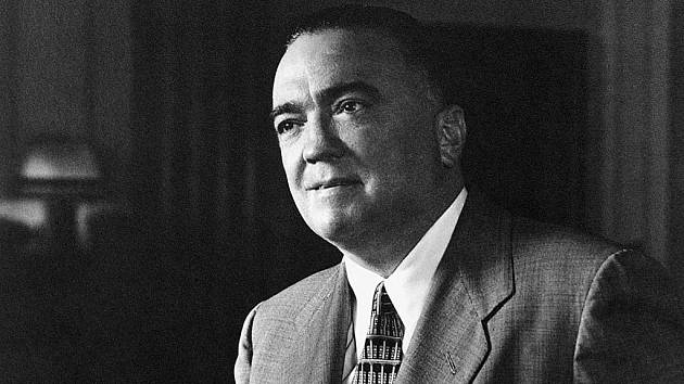 První a nejdéle sloužící ředitel americké federální policie FBI John Edgar Hoover, známější jako J. Edgar Hoover. V čele FBI stál od jejího založení až do své smrti v roce 1972. Na snímku Hoover v roce 1959