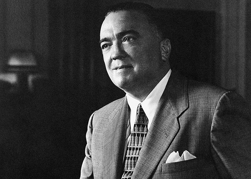 První a nejdéle sloužící ředitel americké federální policie FBI John Edgar Hoover, známější jako J. Edgar Hoover. V čele FBI stál od jejího založení až do své smrti v roce 1972. Na snímku Hoover v roce 1959