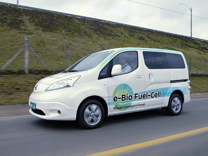 Nissan představil prototyp elektromobilu poháněného palivovým článkem na bioetanol.