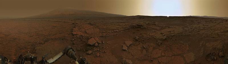 Vozítko Curiosity vyfotilo západ Slunce na Marsu.