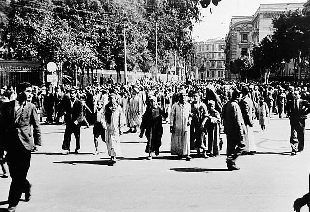 Celkový pohled na demonstraci konající se na Náměstí Opery v Káhiře, Egypt, 25. ledna 1952