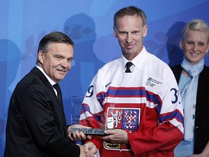 Legendární brankář Dominik Hašek (vpravo) a prezident Mezinárodní hokejové federace René Fasel.