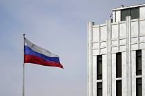 Ruská vlajka u sídla ruské ambasády ve Washingtonu.