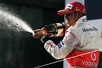 Lewis Hamilton slaví na stupních vítězů vítězství ve Velké ceně Austrálie.