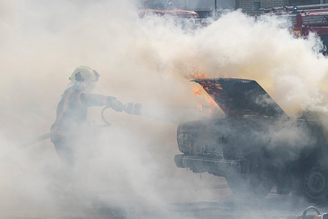 Požár motoru auta. Ilustrační snímek