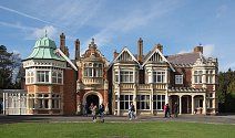 Hlavní budova panství Bletchley Park. Za 2. světové války zde sídlili britští kryptografové, mezi nimi i Alan Turing.