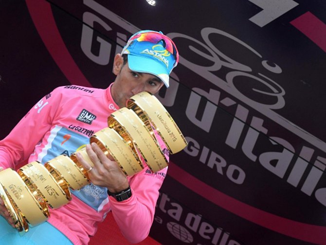 Vincenzo Nibali s trofejí pro vítěze Gira d'Italia.
