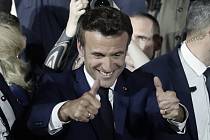 Francouzský centristický prezident Emmanuel Macron se raduje se svými přiznivci 24. dubna 2022 po ohlášení výsledků druhého kola prezidentských voleb, ve kterých obhájil mandát