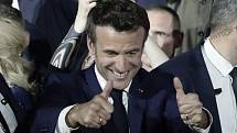 Francouzský centristický prezident Emmanuel Macron se raduje se svými přiznivci 24. dubna 2022 po ohlášení výsledků druhého kola prezidentských voleb, ve kterých obhájil mandát